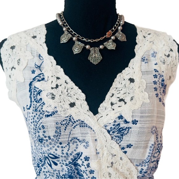 CAbi ~ Sleeveless Blue Paisley and White Blouse White Lace Trim Cinch Tie Waist - Picture 4 of 11